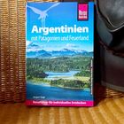 "Argentinien mit Patagonien und Feuerland. Reiseführer für individuelles Entdecken." Cover mit Landschaftsbild.