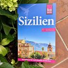 „Sizilien“, „Mit Kapitel zu den Liparischen Inseln“, „Reiseführer für individuelles Entdecken“. Buch zeigt eine sizilianische Landschaft.