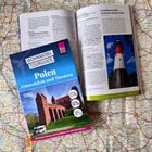 "Leuchtturm Stilo (Latarnia Morska Stilo)", Buch "WOHNMOBIL TOURGUIDE Polen Ostseeküste und Masuren". Landkarte als Hintergrund.
