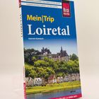 Reiseführer: "Mein Trip Loiretal" von Gabriele Kalmbach. Zeigt ein Schloss über einem Fluss, umgeben von Natur.