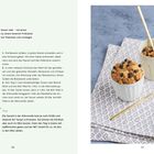 Ein Rezept für Bananenbrot mit Zutaten und Zubereitungsschritten. Rechts: Zwei Tassen Bananenbrot auf einem Tuch.