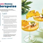 "Vegane Ananas-Götterspeise"
Zutaten: Ananas, Zitronensaft, Kokoswasser, Agavendicksaft, Agar-Agar, Soja- oder Kokosjoghurt, Pistazienkerne.