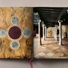 Links ist ein gelb-braunes Marmordesign mit kreisförmigen Mustern. Rechts eine Säulenhalle mit Marmorboden.