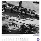 Robert Doisneau, Die Bouquinisten, 1949. Uferpromenade mit Menschen, Straßenverkäufern und Pferdekutsche. Kalenderblatt September.