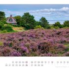 Reetdachhaus in lila Heide am Meer, umgeben von Bäumen. Text: "Reetdachhaus in der Braderuper Heide auf der Insel Sylt" und Kalenderblatt.