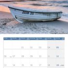 "ZEM 25" steht auf einem Boot. Kalender zeigt September 2027. Boot am Strand bei Sonnenuntergang, ruhiges Meer.
