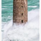 Text: 9. Ein Leuchtturm steht im stürmischen Meer, Wellen krachen dagegen. Darunter ein Kalenderblatt für September.