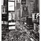 Oben steht "THESE DAYS". Darunter ist eine belebte Stadtansicht. Unten ein Monatskalender mit hervorgehobener Zahl 9.