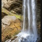 "Berschnerfall, Weisstannen, St. Gallen, Schweiz" und die Zahl 9. Ein Wasserfall fließt über Felsen.