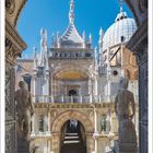 Monatsname September. Datumszahlen 1 bis 30. Architektonischer Durchgang mit Skulpturen und Kuppel unter blauem Himmel.