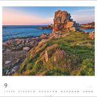 Text: Porte de l'Enfer, Bretagne. 9. Farbige Küstenlandschaft mit rauen Felsen, grünem Gras und sanftem Meer bei Sonnenuntergang.