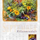 "Pflaumenduft" und "September". Kalenderblatt mit buntem Blumenarrangement, gelben und blauen Früchten, darunter ein Kalendarium.