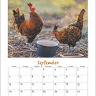 September-Kalenderblatt mit zwei Hühnern neben einem Topf auf dem Boden, Wassertropfen fliegen herum.