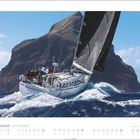 "SEPTEMBER" steht über einem Kalender. Ein Segelboot segelt vor einer felsigen Insel über bewegtes Wasser.
