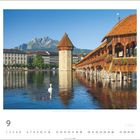 Text: "Seeblick, Kanton Luzern". Ein hölzerner Steg führt über einen See, ein Turm und Berge im Hintergrund, ein Schwan schwimmt.