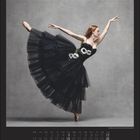 Kalender für September, Wochenbeginn Montag. Ballerina in schwarzem Kleid mit weißem Blumenmuster in einer eleganten Pose.