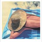 Text: 9, darunter Kalendertage in fünf Reihen.

Illustration: Person mit Strohhut liegt auf einem blau-weißen Handtuch.