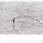 Unter "ENGLAND. Brighton. 1966." steht ein Mann in Stiefeln im Meer. Kalender-Tage von 1 bis 30 sind unten aufgelistet.