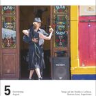 "Donnerstag, 5. August" und "Tango auf der Straße in La Boca, Buenos Aires, Argentinien." Ein Paar tanzt Tango vor einer Bar.
