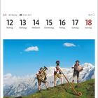 "Juli, 28. Woche, 12.-18.7. Volksmusiker auf der Eggenalm bei Reit im Winkl. Drei Männer in Tracht mit Instrumenten vor Bergkulisse."