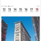 Kalenderwoche im Juli, Tage vom 12. bis 18. Eine Gebäudezeile in SoHo unter blauem Himmel.