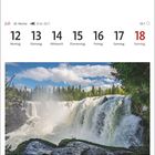 Kalender: Juli, Woche 28, 12. bis 18. Der Wasserfall Ristafallet bei Järpen, umgeben von Bäumen und unter blauem Himmel.