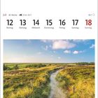 Kalenderblatt für Juli, Woche 28, mit Wandern am Morsum Kliff. Bild zeigt einen Pfad durch grüne, offene Landschaft.