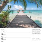 Juli, 28. Woche. Kalenderdaten 12. bis 18. Montag bis Sonntag. Palmen, Steg zum Meer, maledivisches Inselparadies.