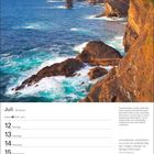 Juli-Kalenderblatt. Text beschreibt die raue Küste von Kilkee Cliffs. Bild zeigt felsige Klippen und ein lebhaftes Meer.