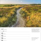 Juli 2021, Kalenderwoche 28. Zitat: "Wenn der Weg schön ist, lass uns nicht fragen, wohin er führt." Pfad in Dünenlandschaft.