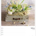 März Kalenderblatt. Oben Arrangement aus Eierschalen mit Blumen und Wachteleiern auf Holz.