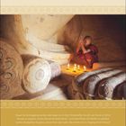 Zitat von Mahatma Gandhi: „Auge um Auge – und die ganze Welt wird blind sein.“ Meditierender Mönch bei Kerzenlicht.