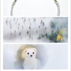 Septemberkalenderblatt: Reiherhälse oben, nebliger Wald in der Mitte, Hermelin im Schnee unten.