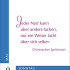 Text: "Jeder Narr kann über andere lachen, nur ein Weiser lacht über sich selber. Chinesisches Sprichwort." Links: "9 MAI SONNTAG MUTTERTAG". Elegantes Design, blau-weiß.