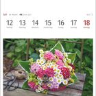 Kalender: Juli, Woche 28, 12. bis 18. Juli. Bild: Ein Blumenstrauß aus rosa und weißen Blumen auf einer Holzbank.