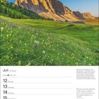 Juli, 28. Woche. Krebs ♋ 21.6.–22.7. Zitat von Johanna Spyri über Blumen und Sonne. Almwiesen, Geislerspitzen, blauer Himmel.