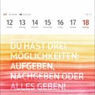 Juli-Kalenderwoche mit Zitat: "Du hast drei Möglichkeiten: Aufgeben, nachgeben oder alles geben!" Hintergrund in Streifenfarben.