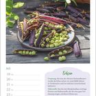 Erbsen: Ursprung, Nährstoffe und Tipp zu frischen Erbsen. Juli-Woche 19-25. Bild: Geöffnete Erbsenschoten auf einem Teller.