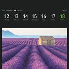 Kalenderdaten: 12. bis 18. Juli. Lavendelfeld auf dem Plateau de Valensole, Frankreich. Feld mit violetten Blumen und Hütte.