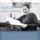 Isolde Ahlgrimm, Montag bis Sonntag 11-17, Oktober. Foto einer lächelnden Frau mit Notenblatt.
