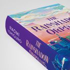 Der Buchrücken zeigt: "NAOMI ISHIGURO". Umschlagtext: "THE RAINSHADOW ORPHANS". Illustration von Wolken und architektonischen Details.