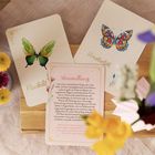 Karten mit Schmetterlingen und den Wörtern "Verwandlung", "Flexibilität", "Kreativität". Blumen im Vordergrund.