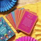 Auf einer Karte steht: „Das Leben ist eine PIÑATA“. Bunte Karten auf gelbem Hintergrund, mit blauen und pinken Verzierungen.