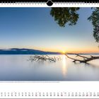 Das Hochdruckgebiet Rosi sorgte Mitte September für ruhiges Spätsommerwetter. Sonnenaufgang über stiller Seelandschaft.