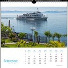 Kalenderseite für September mit einem Foto von einem Schiff auf einem See, im Vordergrund ein Garten mit Geländer.