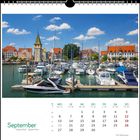 Text unten: "September" in mehreren Sprachen. Kalender mit großen Zahlen. Oben Yachthafen, Boote und bunte Gebäude.