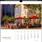 Kalenderseite für September mit dem Bild eines belebten Straßencafés vor einem historischen Gebäude.