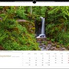 Kalendermonat: September. Ein Wasserfall fließt durch eine grüne, moosige Waldlandschaft.