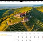 "September" in großer Schrift. Landschaftsfoto: Schloss auf Hügel, umgeben von Weinbergen in der Abendsonne.