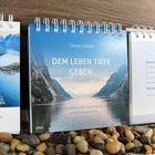 „Tomas Sjödin: DEM LEBEN TIEFE GEBEN. Gedanken für mehr Ruhe und Gelassenheit.“ Kalender auf Kieselsteinen.